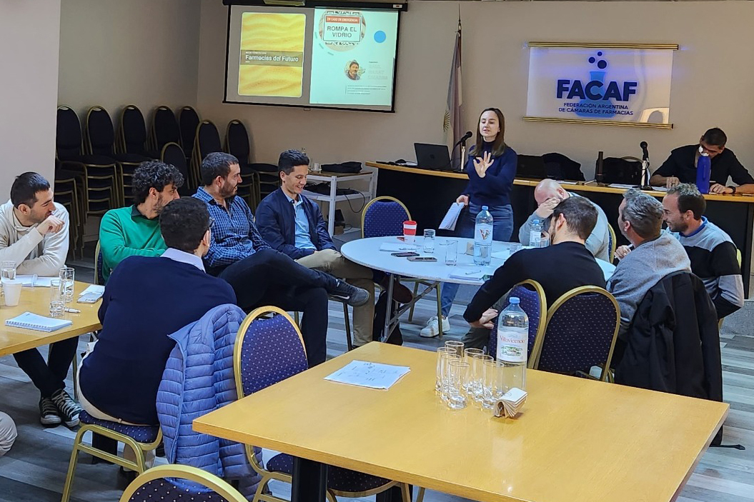 FACAF realizó encuentro de jóvenes que analizaron incorporación de Inteligencia Artificial y Robótica a la farmacia del futuro